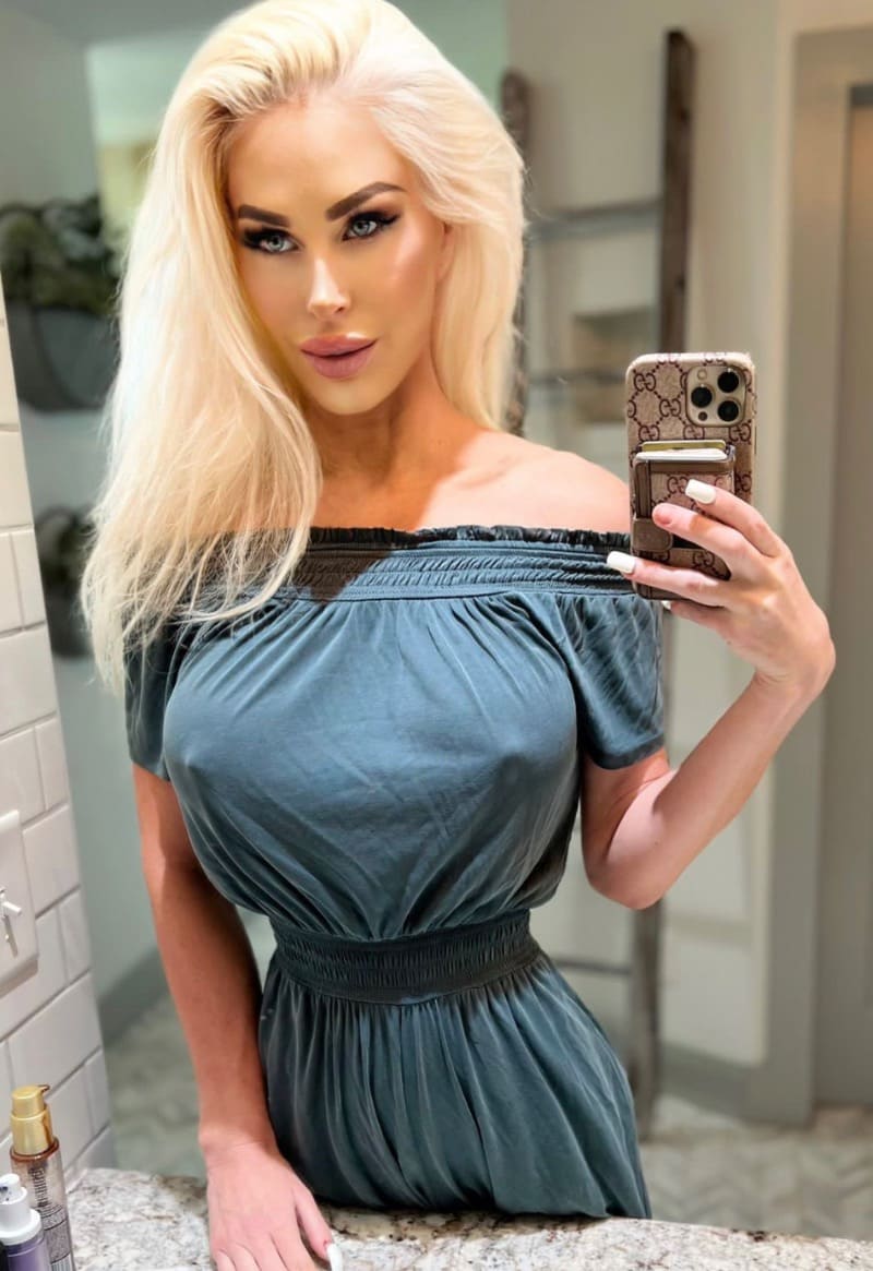 Babe in tight dress