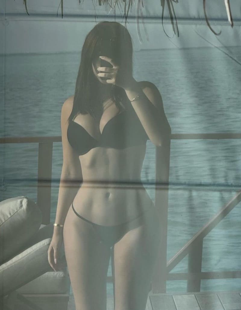 Babe in sexy bikini