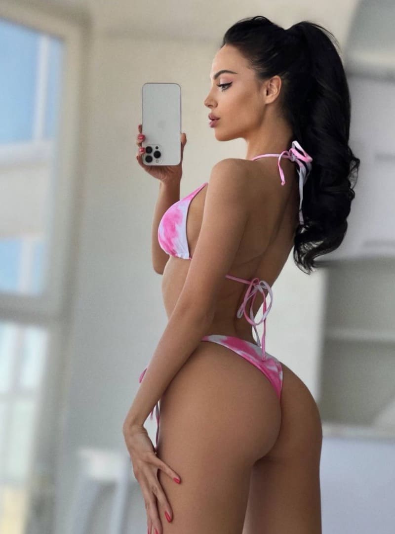 Anastasia in pink bikini