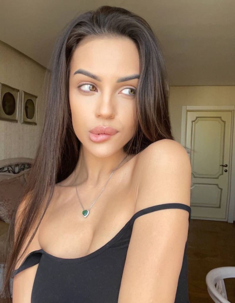 Sexy babe with black tshirt