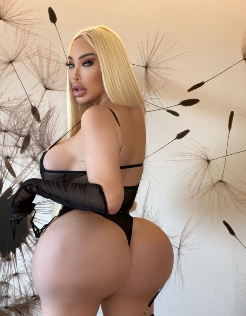 Babe with massive ass