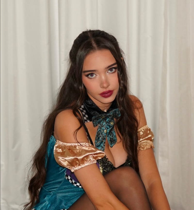 Babe in sexy clothes