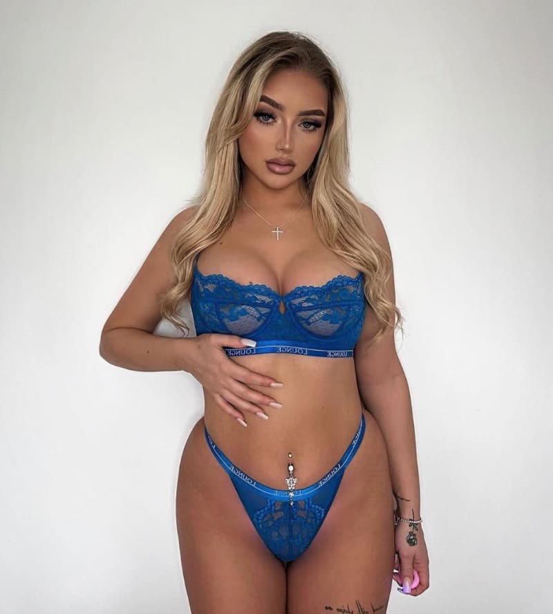 Babe in blue lingerie