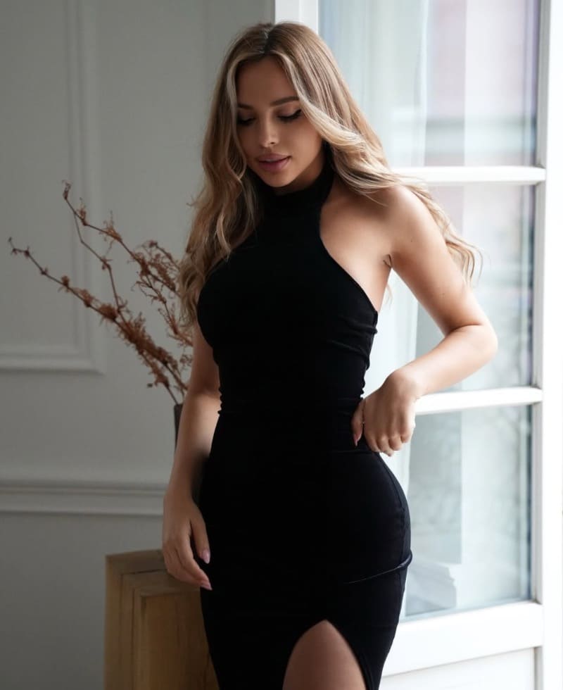 Veronica in sexy zwarte jurk