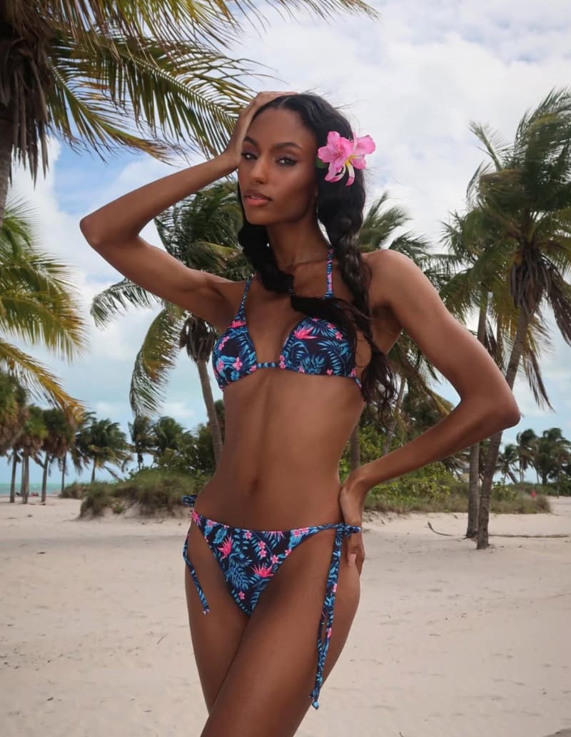 Babe in sexy blue bikini