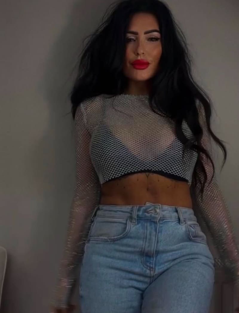 Hayley in sexy jeans