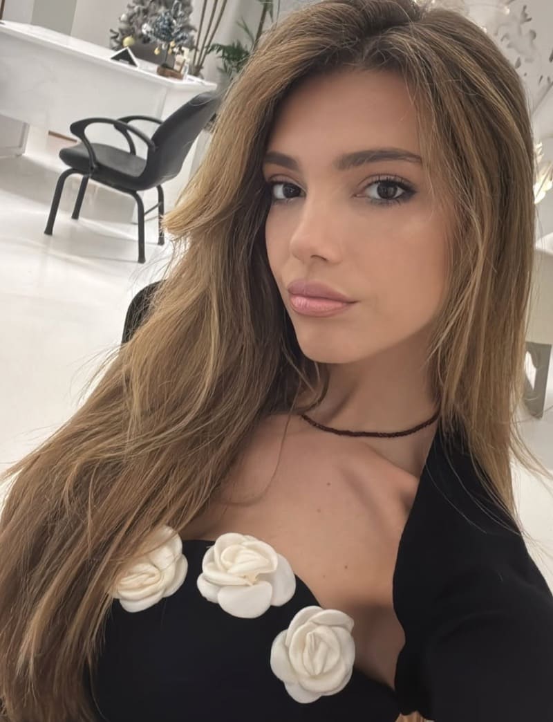 Ilaria in sexy black top