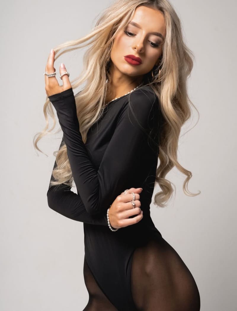 Babe in sexy outfit