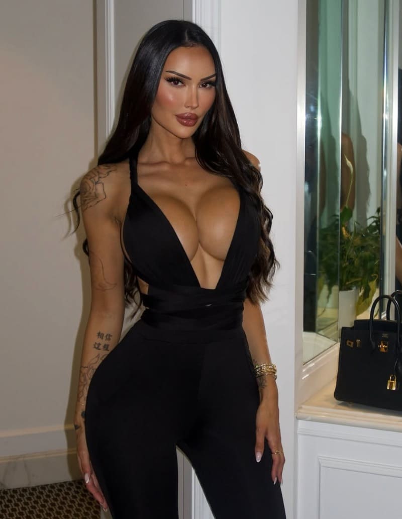 Babe in tight outfit 