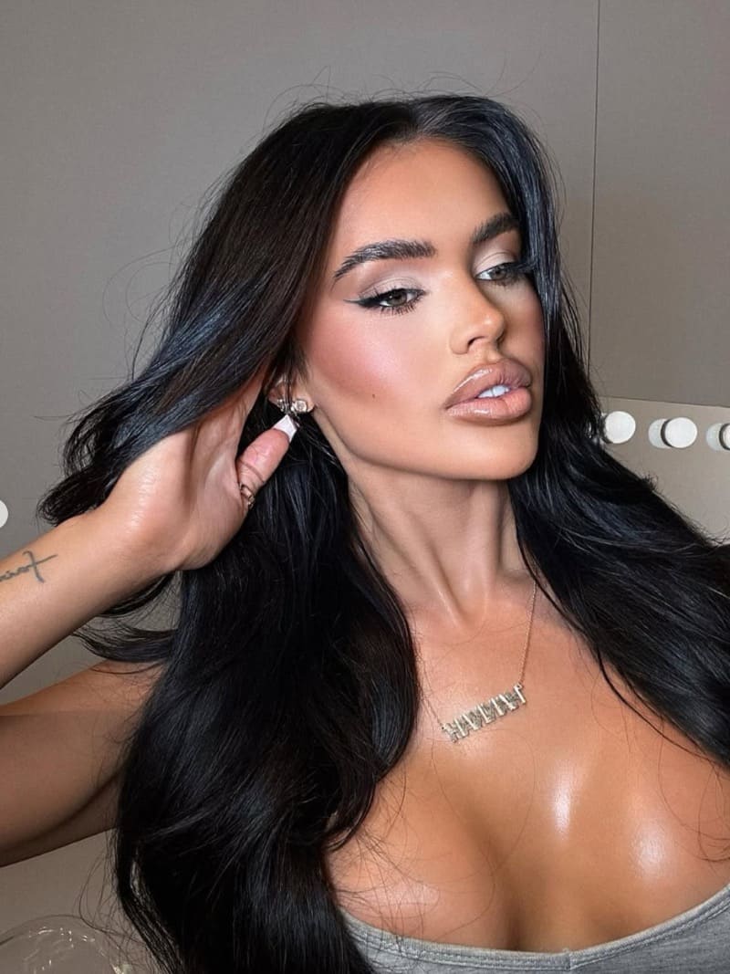 Sexy babe with nice lips