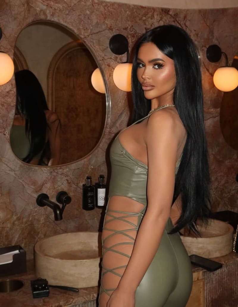 Babe in olive green outfit