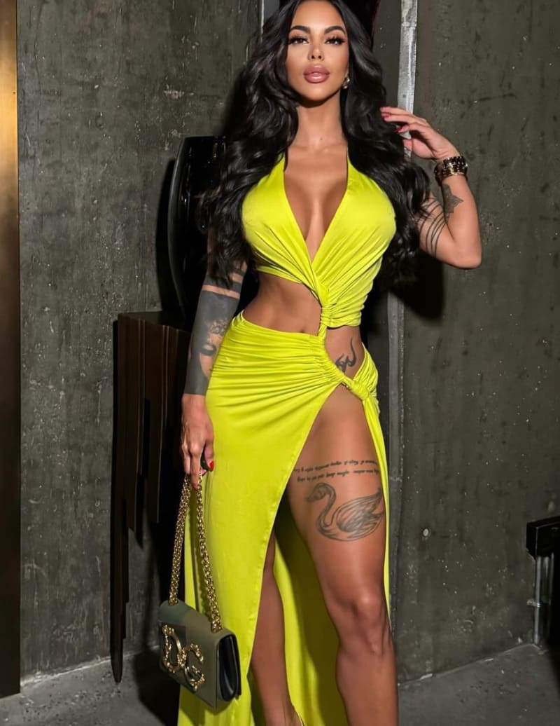 Babe in tight dress