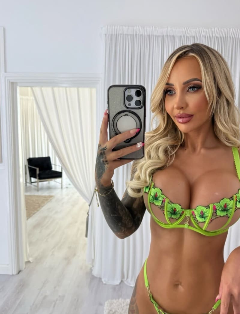 Donna in sexy green