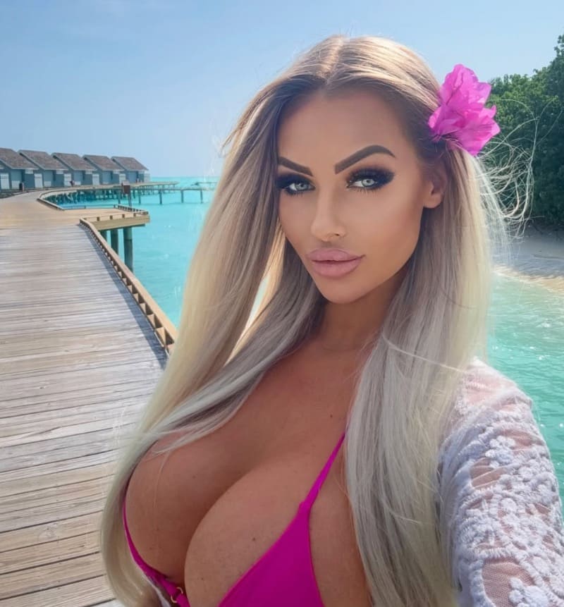 Anna shows off big tits in pink bikini