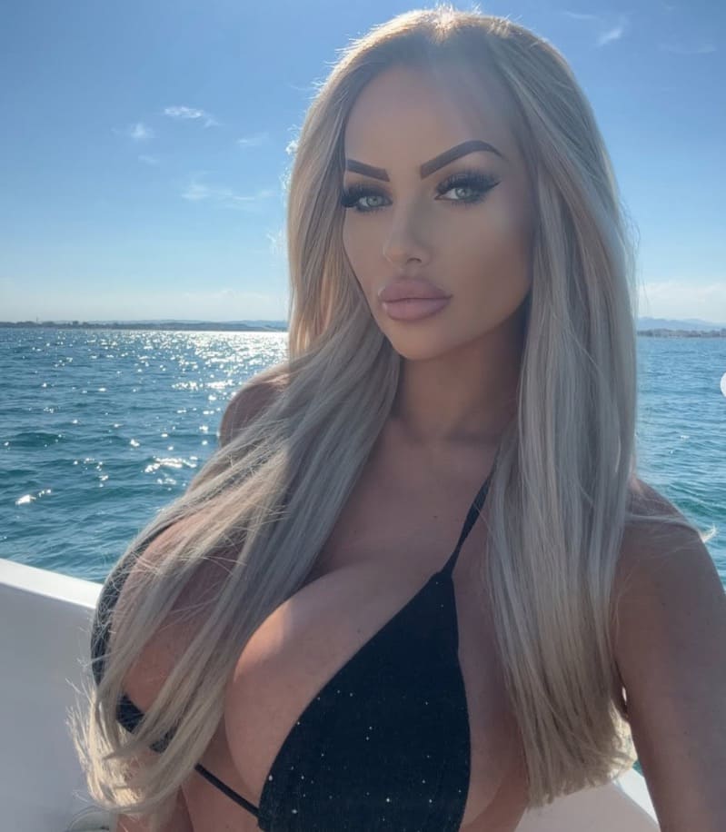 Anna flaunts big tits in bikini
