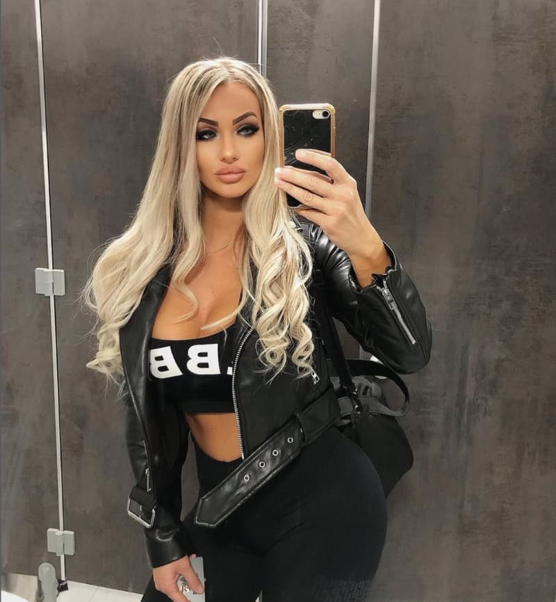 Anna in sexy black gym outfit