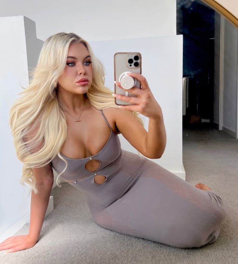 Babe in grey dress