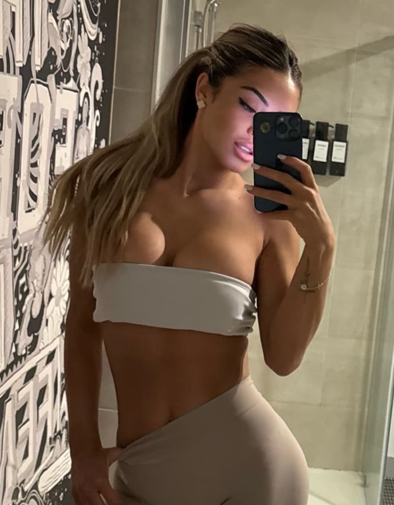Babe in sportsbra with nice big tits