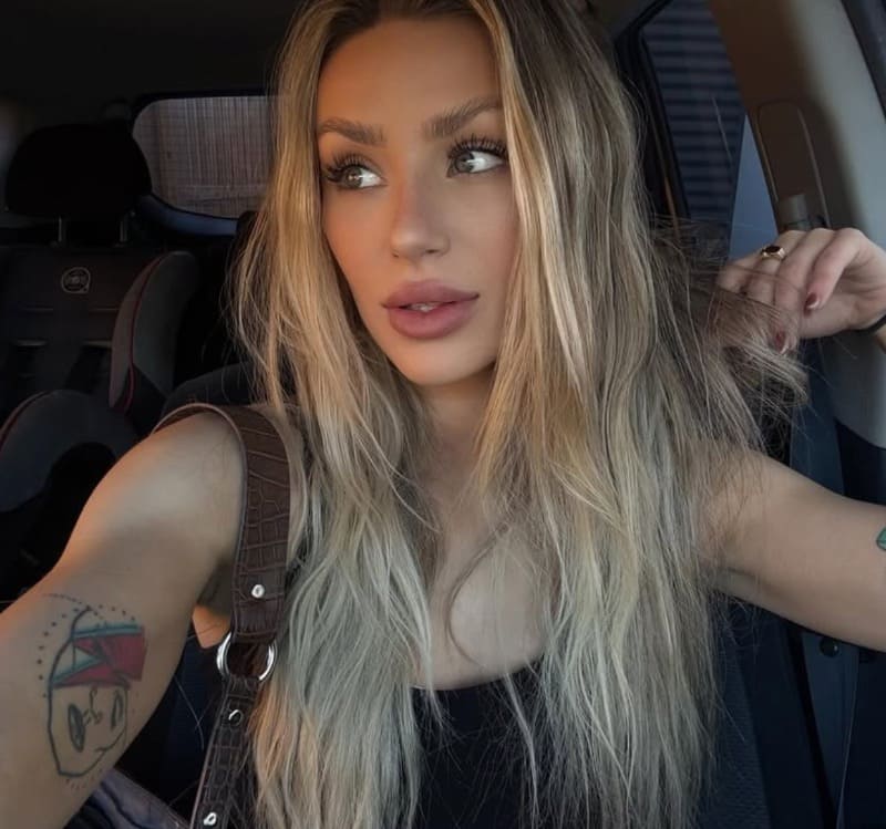 Courtney in car