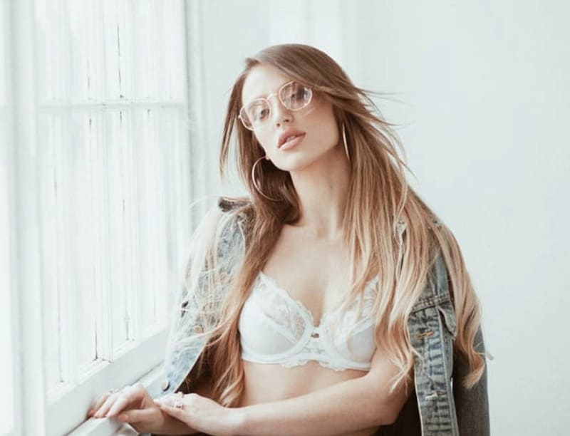 Babe in witte lingerie met jeans