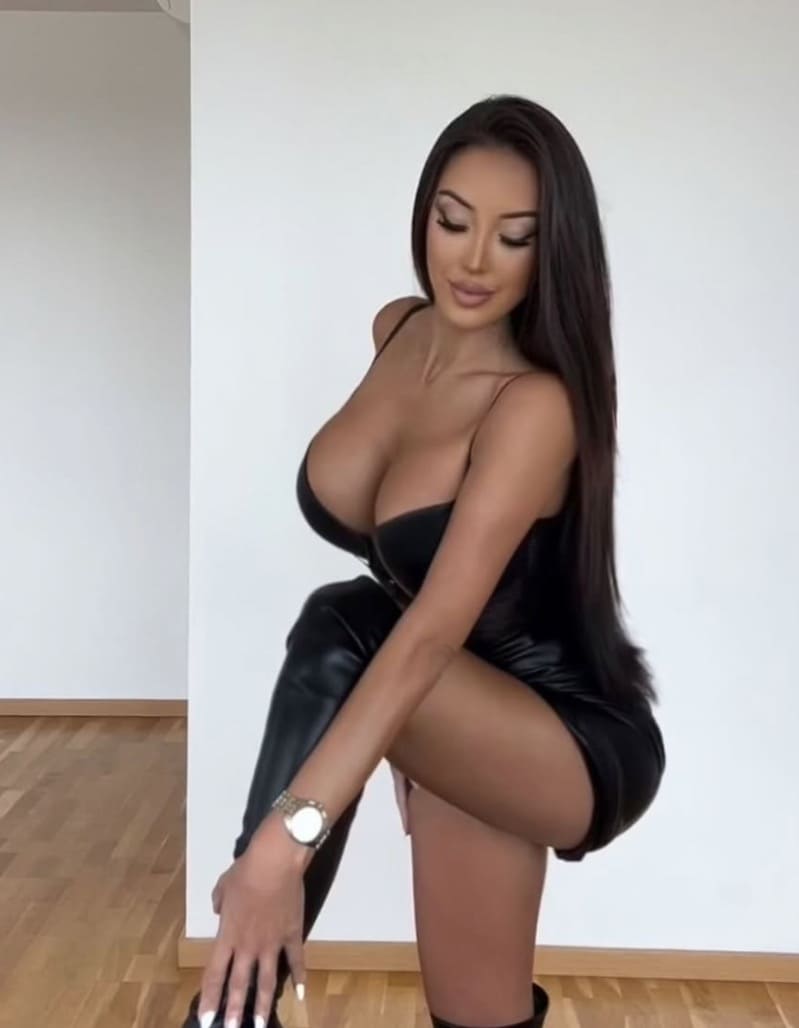Babe shows off sexy legs