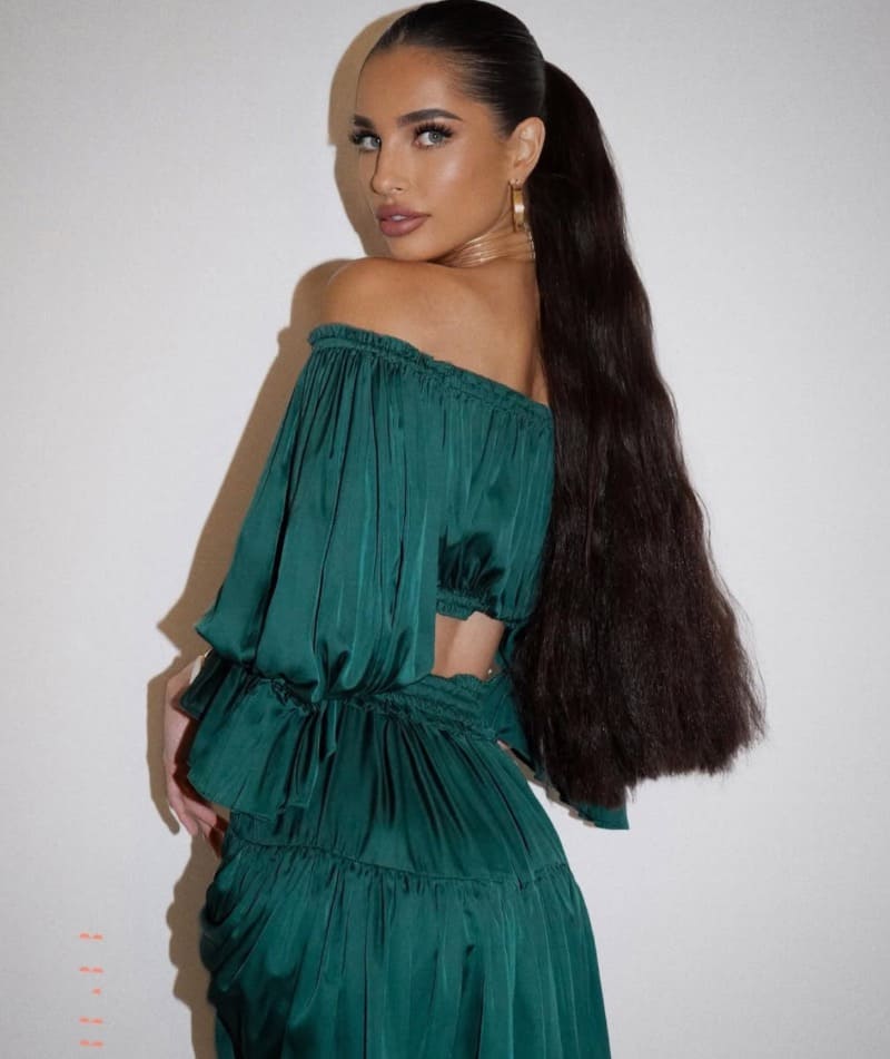 Angelika in sexy green outfit