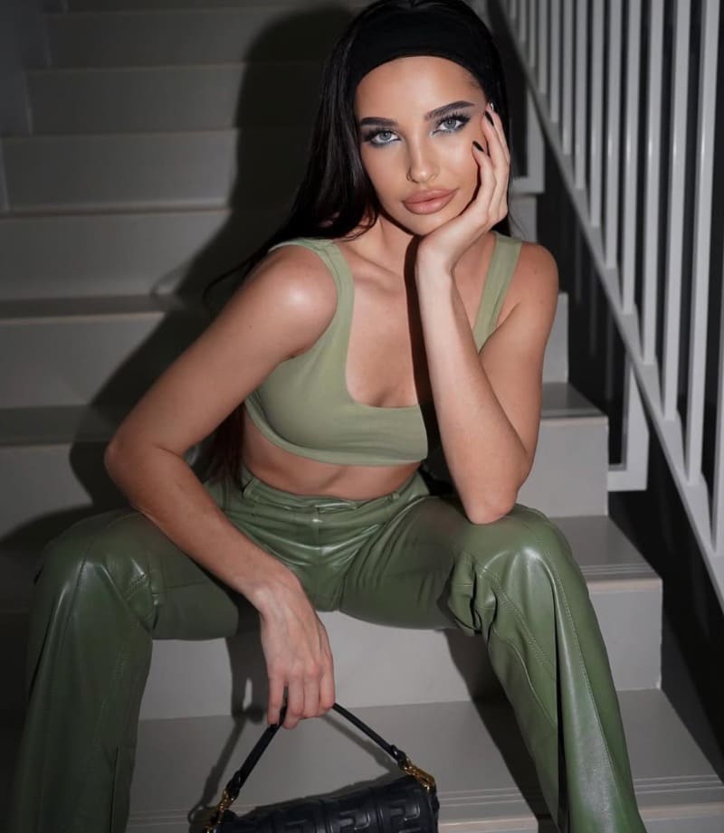 Babe in green outfit on stairs