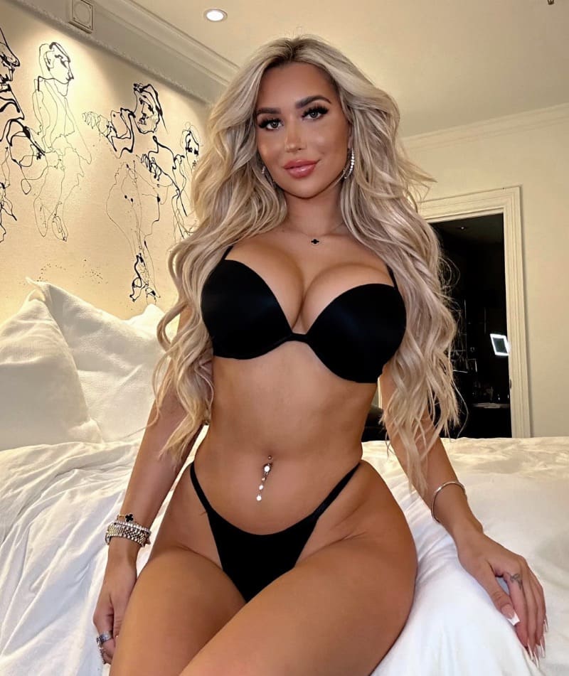 Babe with big tits in lingerie