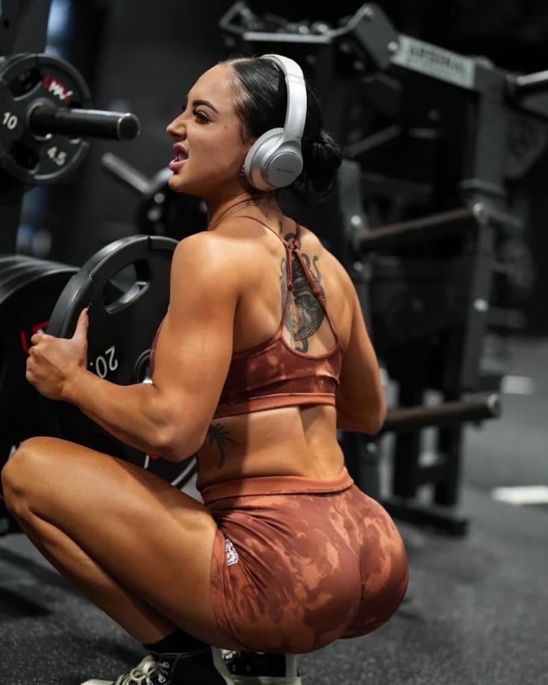 Babe doing squats