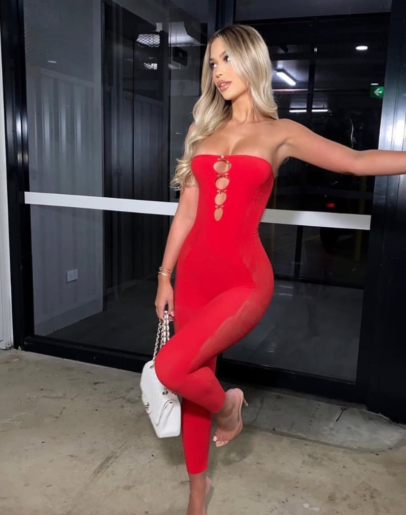Tyla in sexy rode auto's