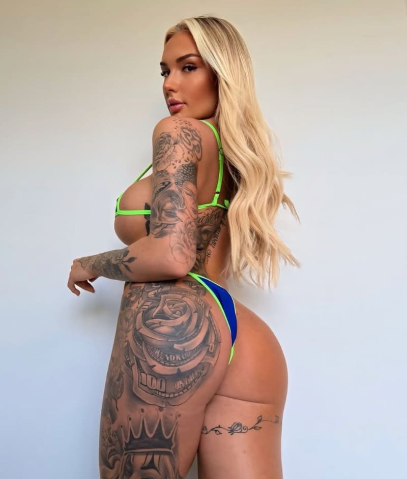 Babe with perfect ass in sexy outfit
