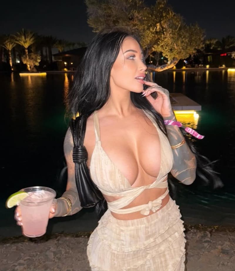 Babe in beige outfit