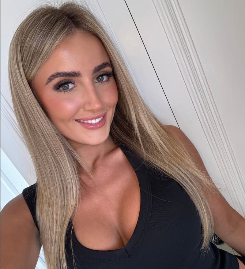 Hollie-Ann in sexy top with big cleavage