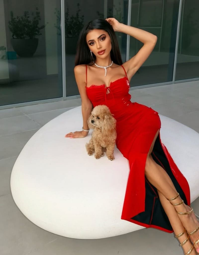 Babe in nice red dress