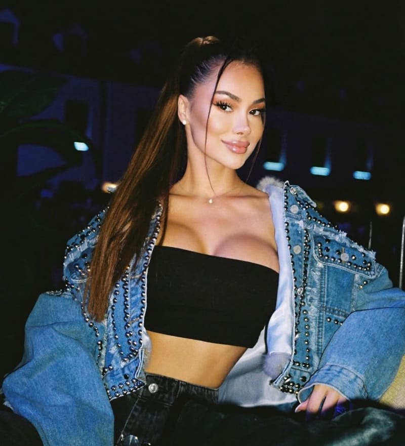 Babe with big tits
