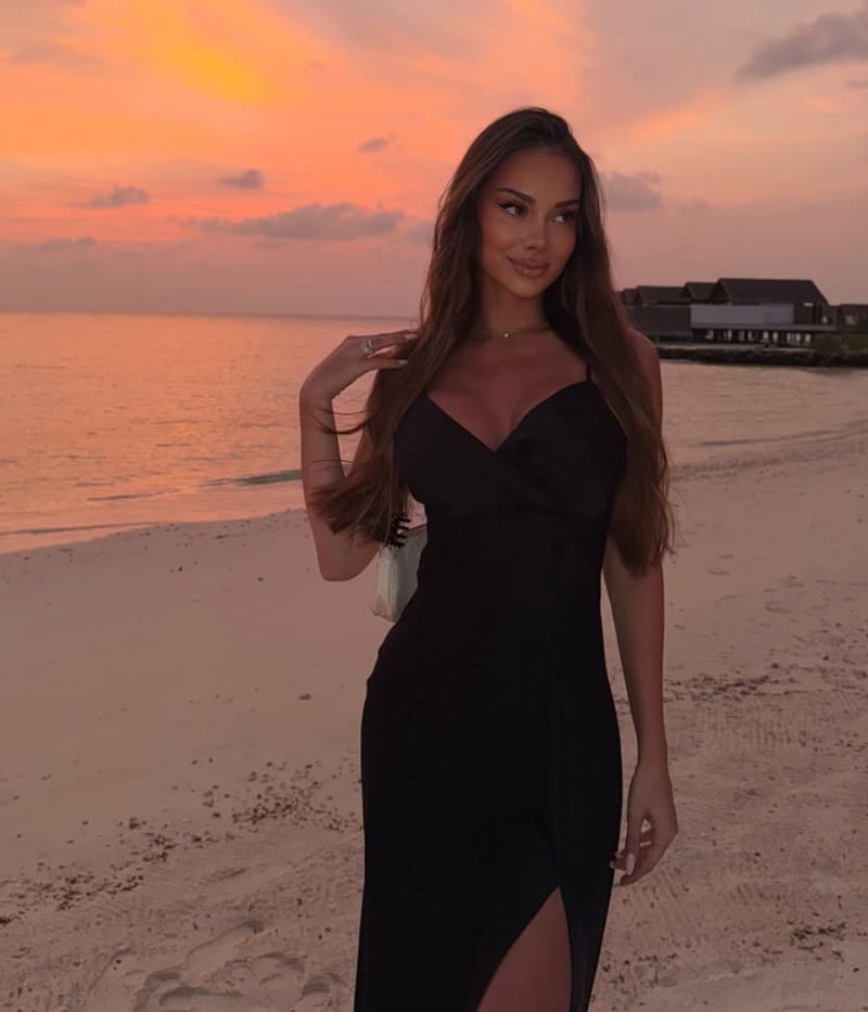 Bibiana in sexy black dress