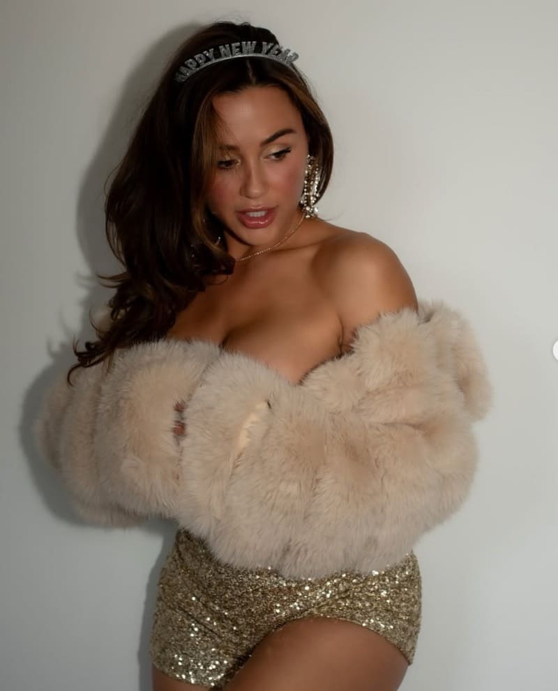 Babe nude in fur coat