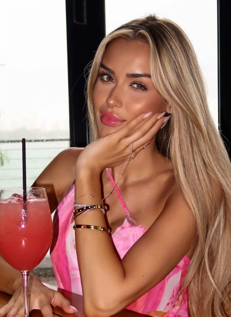 Blondine in sexy outift