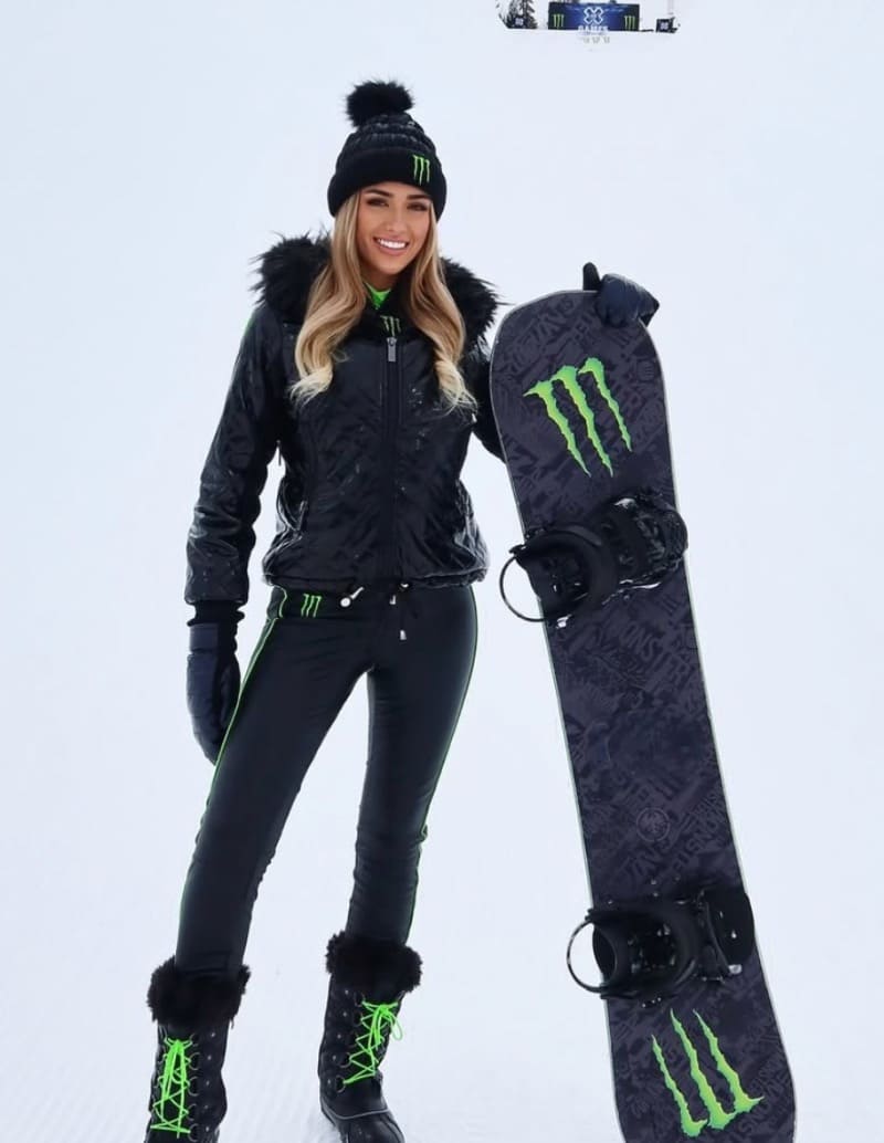 Babe in snowboard