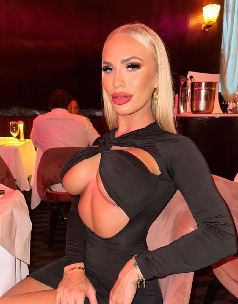 Babe with massive tits in club