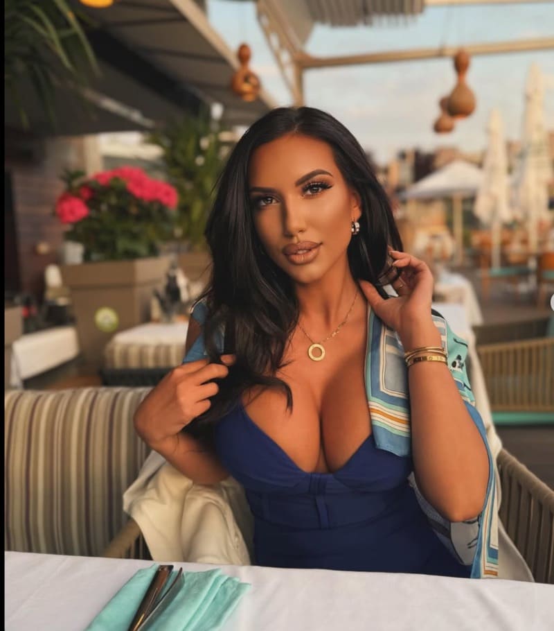 babe with big boobs at cafe