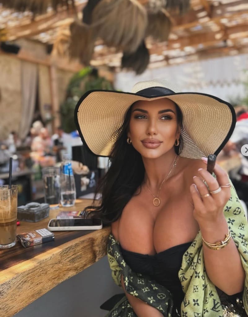 Babe in white sunhat