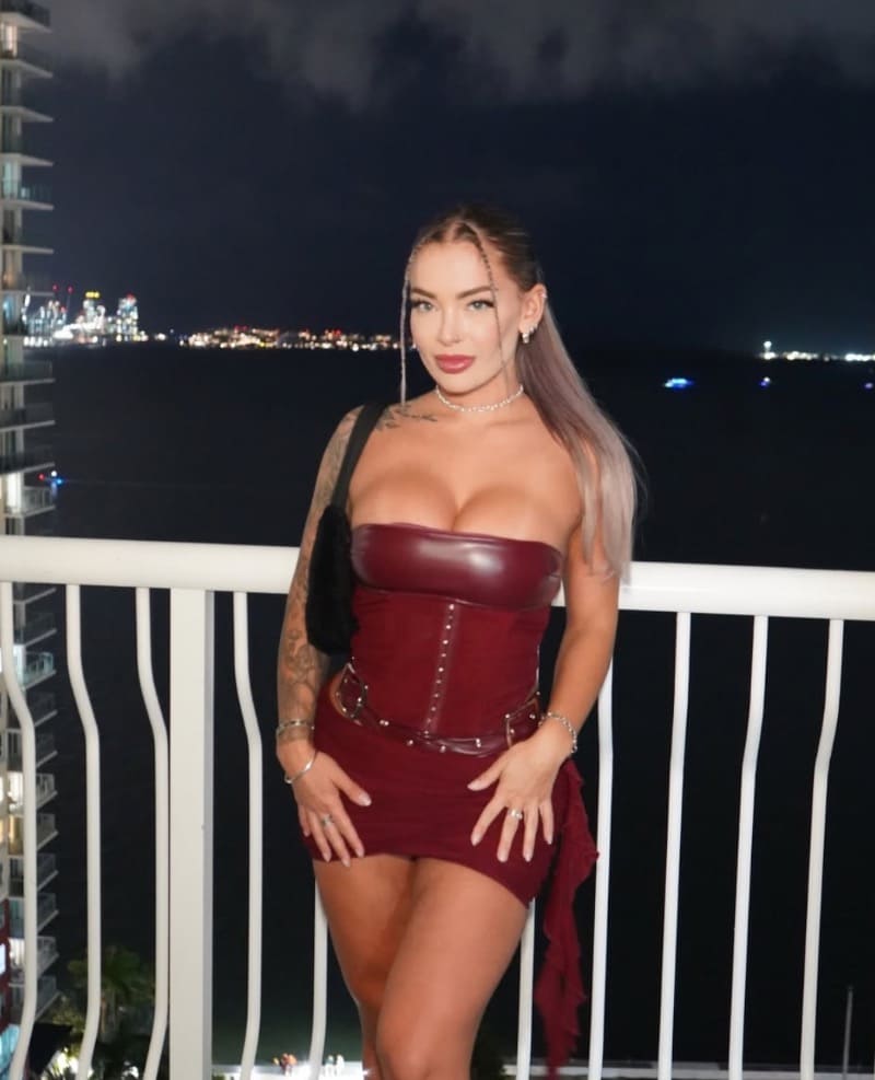Babe in tight dress