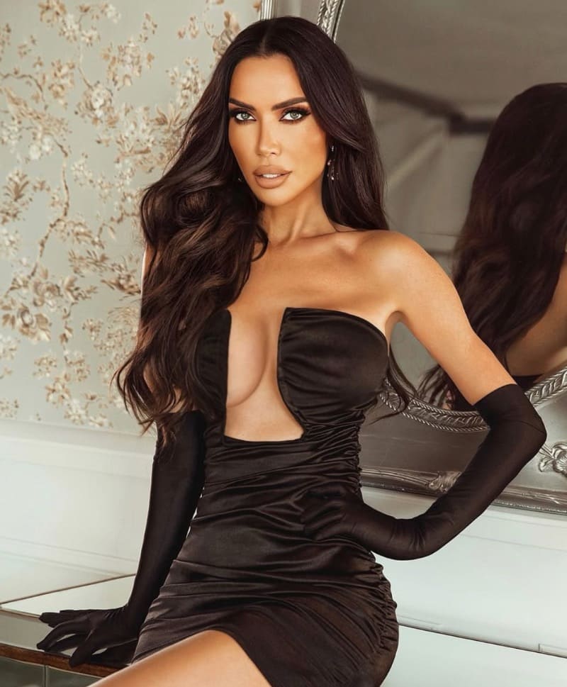 Sexy brunette with nice cleavage
