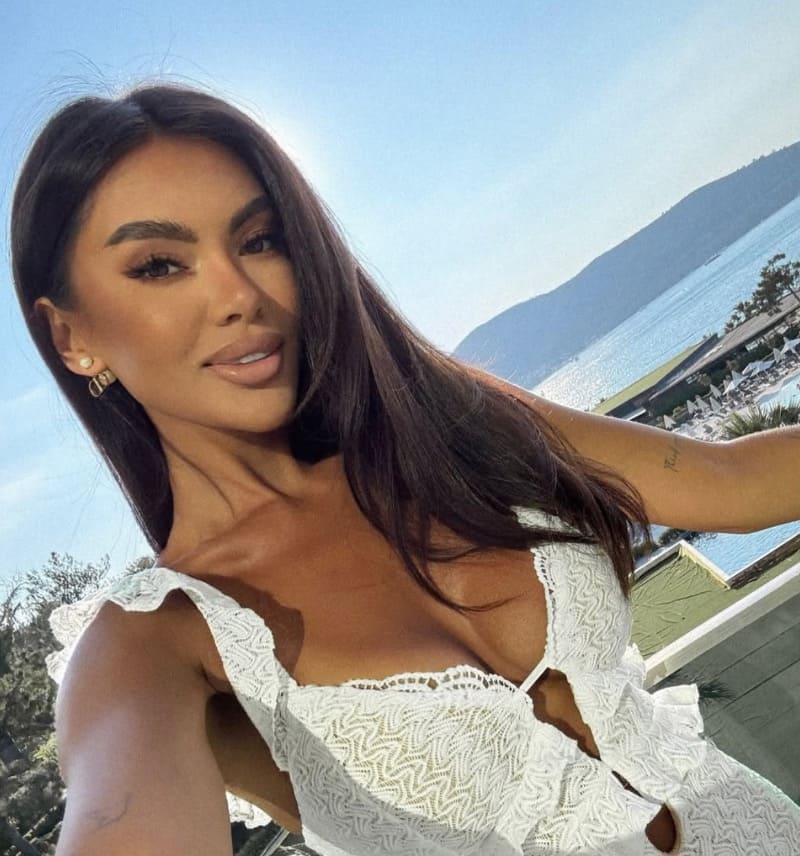 Babe in tight white top