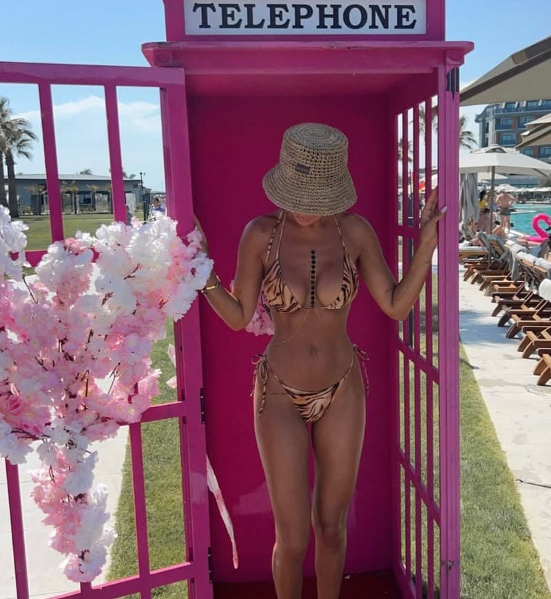 Kamila in phone booth