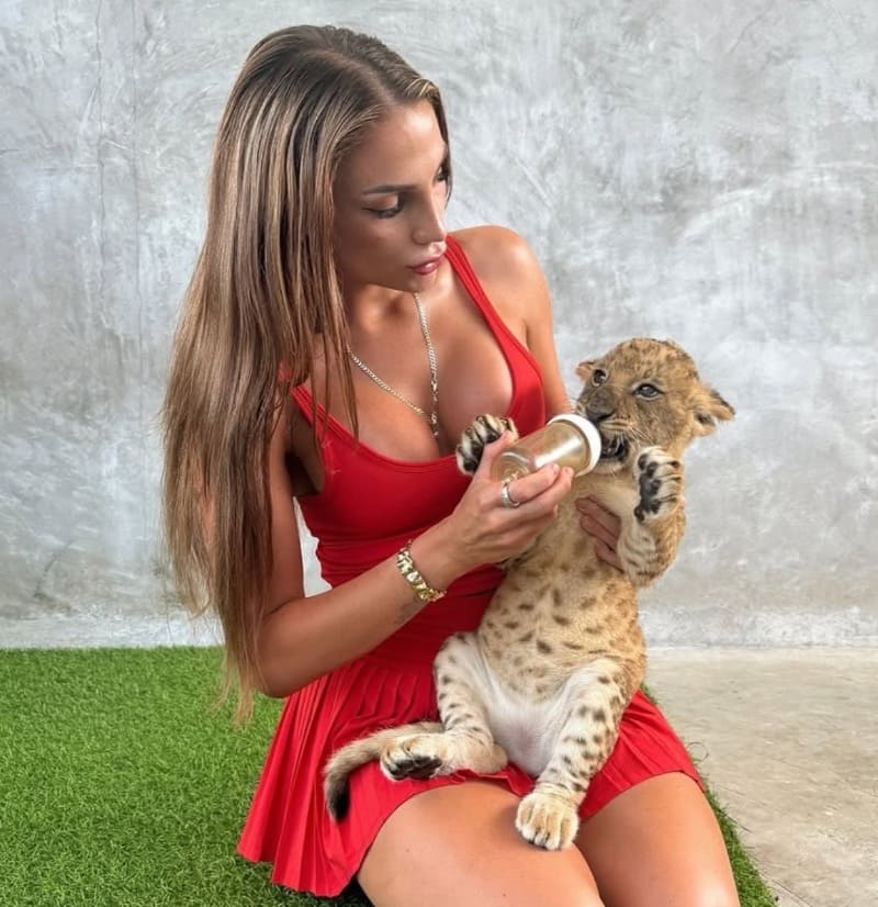 Babe with nice sexy outfit and exotic animal