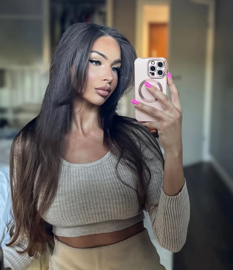 Babe in sexy beige sportclothes