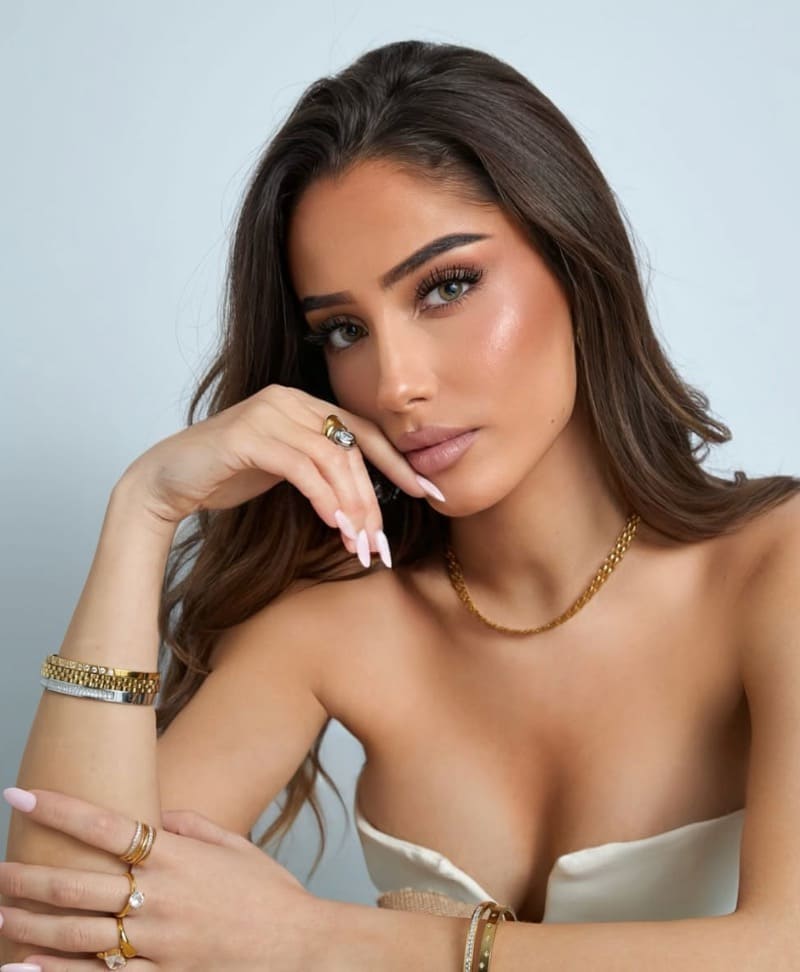 Hot babe in beige top 