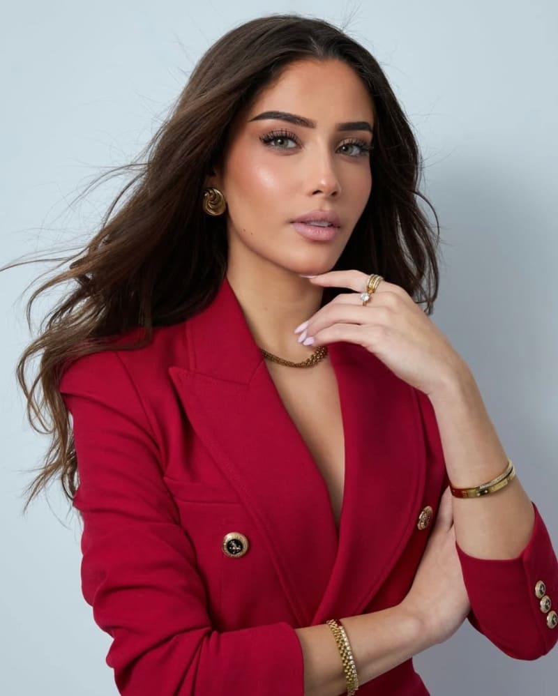 Babe in red